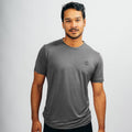 mann-mit-grauem-sportshirts-aus-100%tencel-lyocell-schaut-gerade-in-die-kamera-und-lächelt