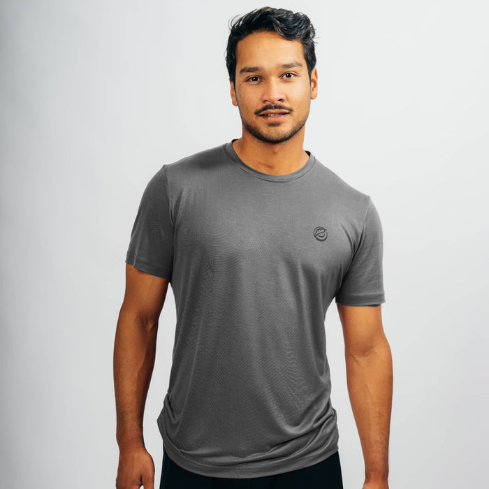 mann-mit-grauem-sportshirts-aus-100%tencel-lyocell-schaut-gerade-in-die-kamera-und-lächelt
